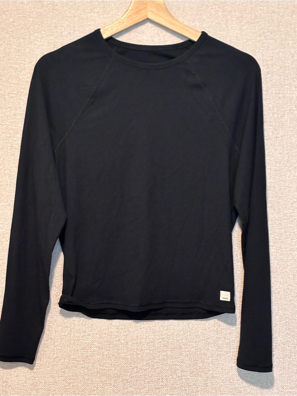 Vuori Black Long Sleeve pose ribbed   
Crew shirt athletic base layer fitted